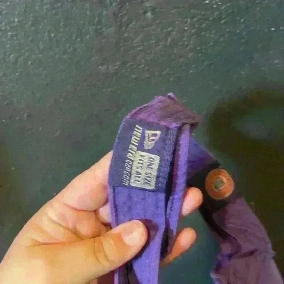 Women’s Washington Huskies Visor - Picture 4 of 4